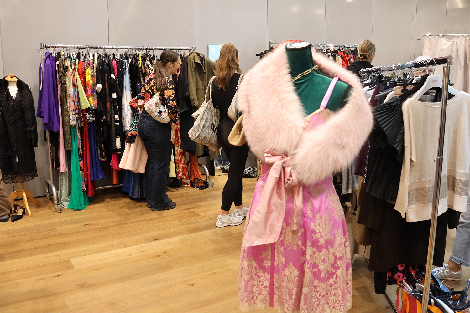Fashion for a good cause: Clothing exchange of the Düsseldorf ...