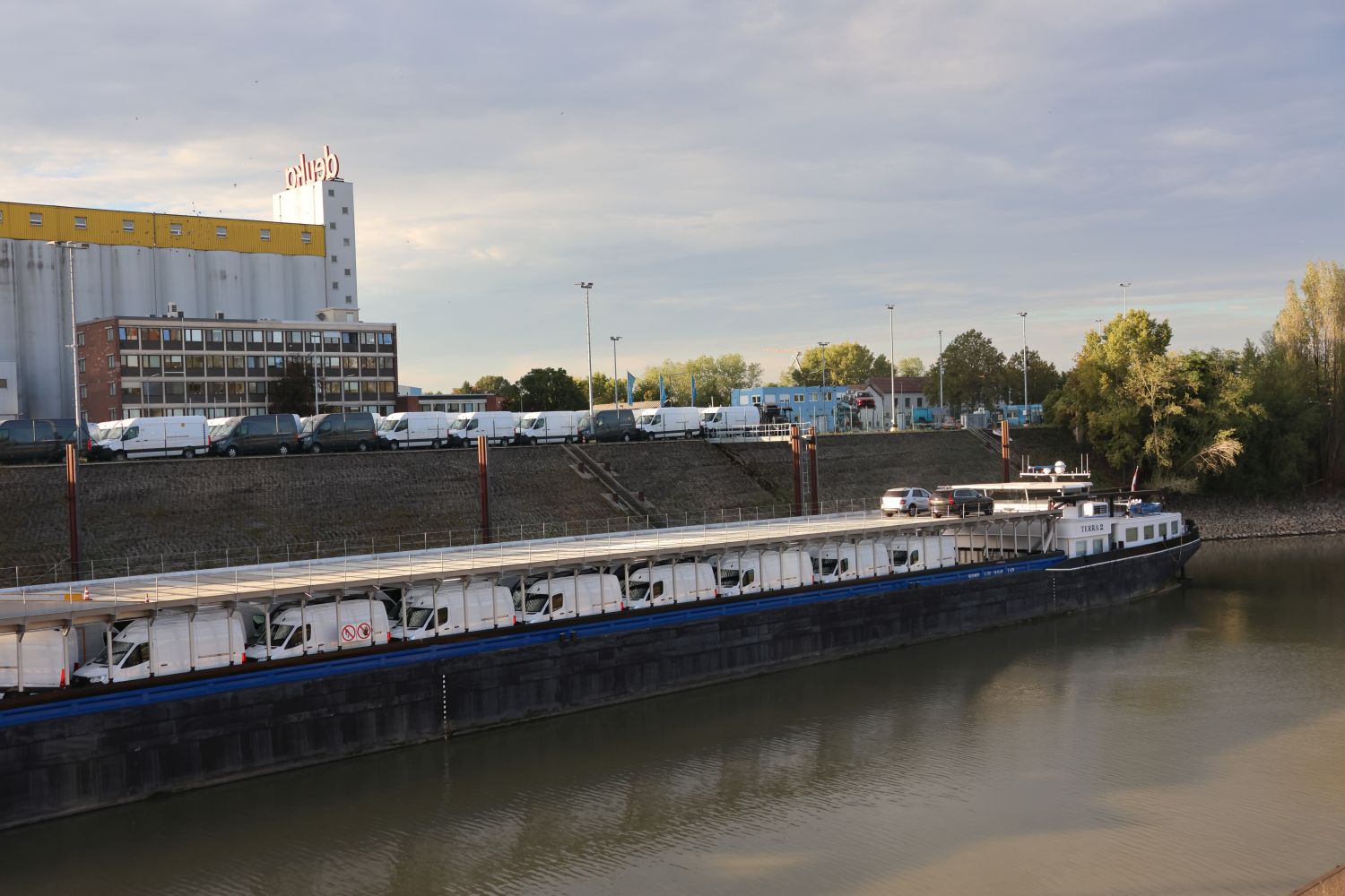 Düsseldorf: Festgefahrenes Frachtschiff konnte zum Anleger zurückfahren - ...