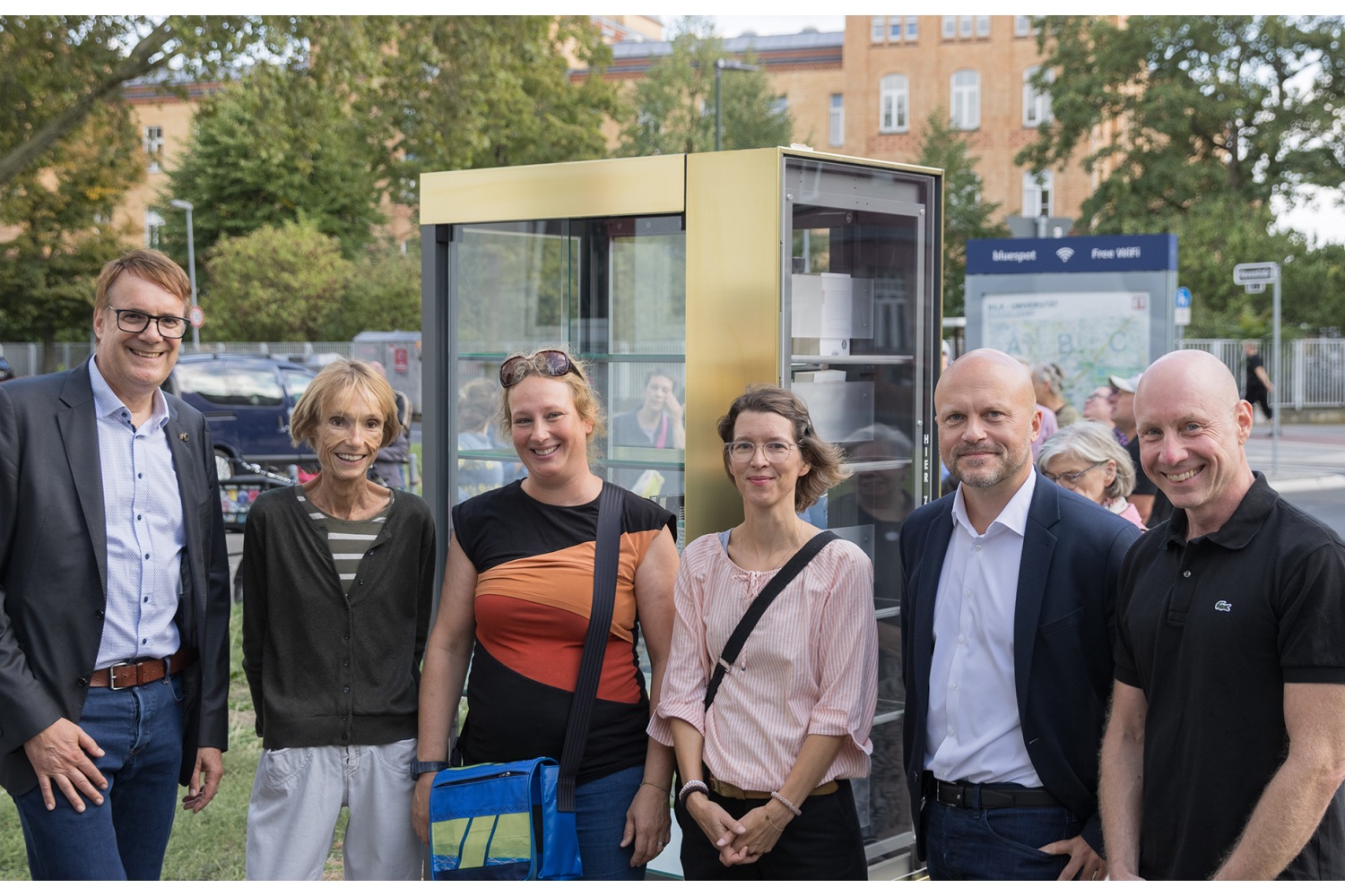 Düsseldorf Bilk: New open-air bookcase on Himmelgeister Straße - | ...