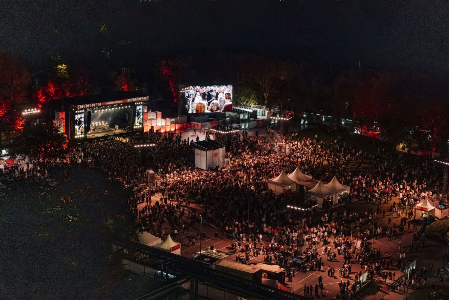 Düsseldorf: Grandiose Geburtstagparty für die Henkelaner*innen und ihre ...