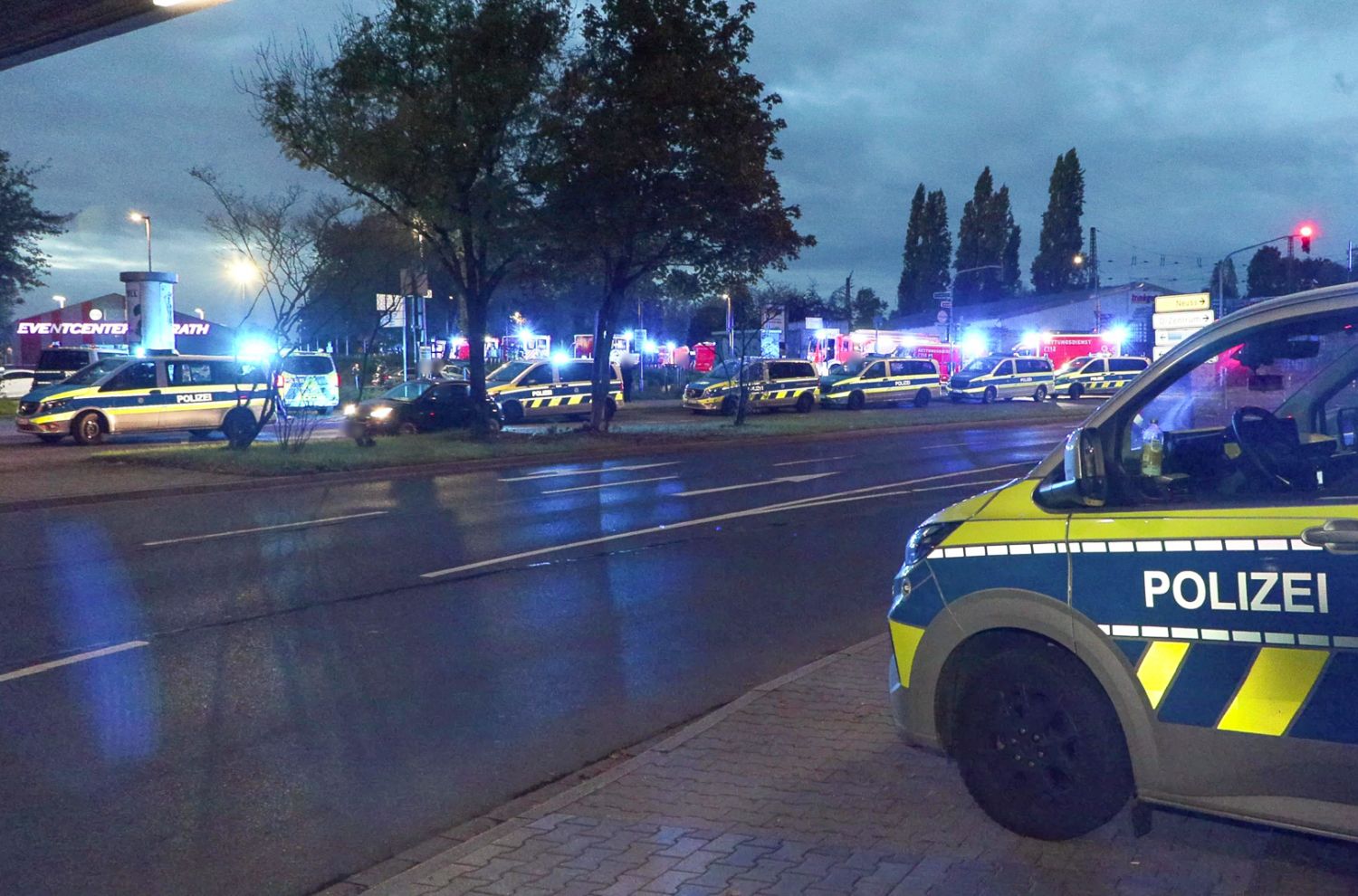 Düsseldorf Benrath: Großeinsatz von Polizei und Rettungsdienst wegen ...