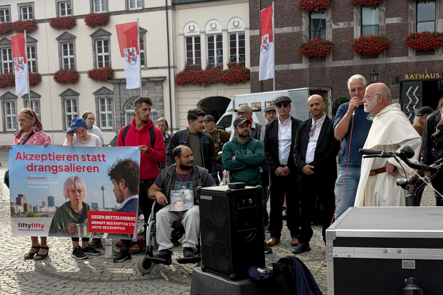 Protest gegen Neuregelung des Bettelverbots in der Düsseldorfer ...