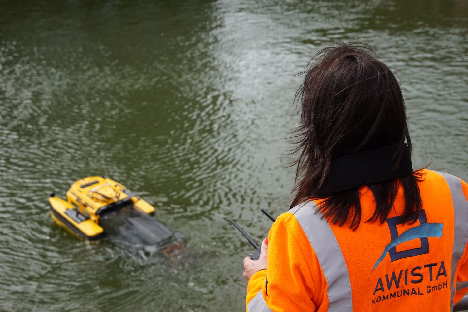 Düsseldorf: AWISTA Kommunal sammelt Müll im Alten Hafen mit Schwimmroboter ...