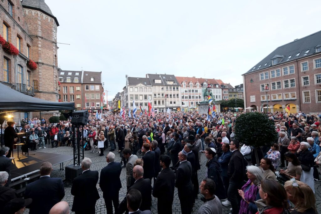 Düsseldorf: Mehrere Hundert Menschen setzten ein Zeichen gegen ...