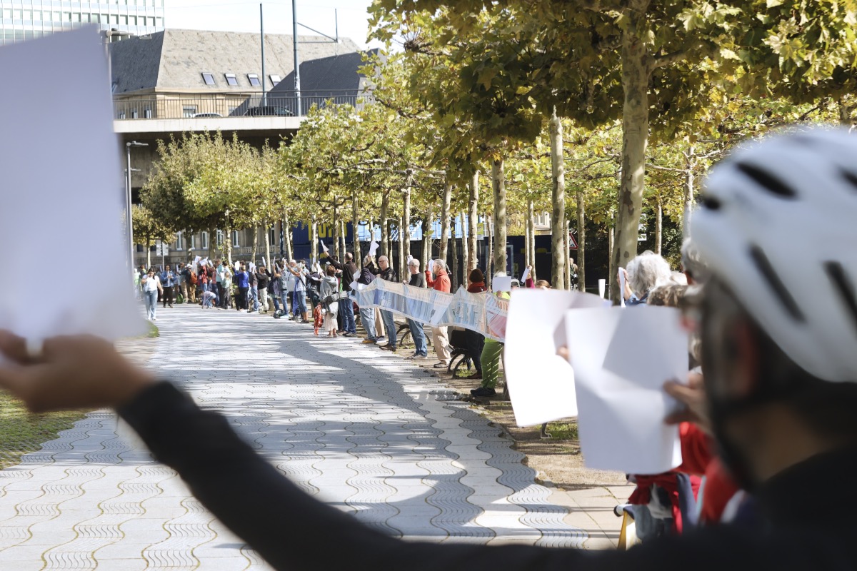 Düsseldorf Rheinufer: Menschenkette fordert Neuanfang bei Klimaschutz und ...