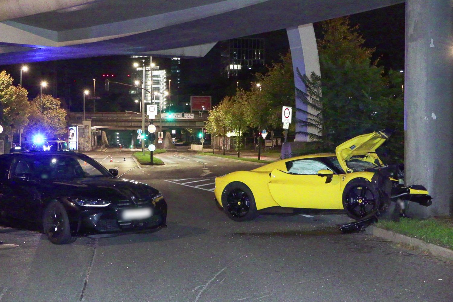 Düsseldorf Hamm: Ferrari crasht gegen Brückenpfeiler – zwei Verletzte - ...