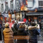 Rote Karte zeigen oder Rücken zuwenden - der Gegenprotest war vielfältig