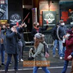 Vor dem Pitcher hatten sich viele Gegendemonstranten versammelt