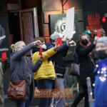 Rote Karte und Daumen runter gegen die Corona-Demonstranten