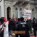 Immer wieder wurden Schwurbler (grüne Jacke) übergriffig und mussten von der Polizei in die Schranken verwiesen werden