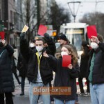 Der rote Fingernagel unterstreicht die rote Karte