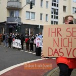 Der Protest der Anwohner der Kronprinzenstraße wächst - Menschen zwischen 15 und 89 Jahren zeigten, was sie von den Impfgegnern halten