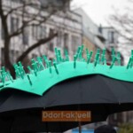 Mit einem Schutzschirm der besonderen Art wollten sich die Demonstranten vor der Impfung schützen