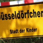 Seit zwei Wochen gibt es im Südpark das Düsseldörfchen - mit Bürgermeister-Team, Verwaltung und Handwerksbetrieben